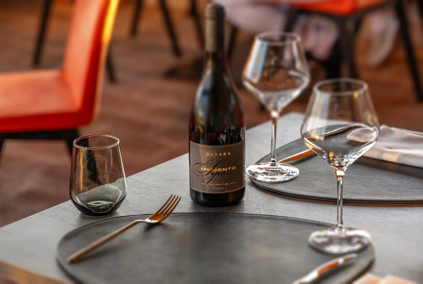 Boca vina Baraka Memento na stolu restorana