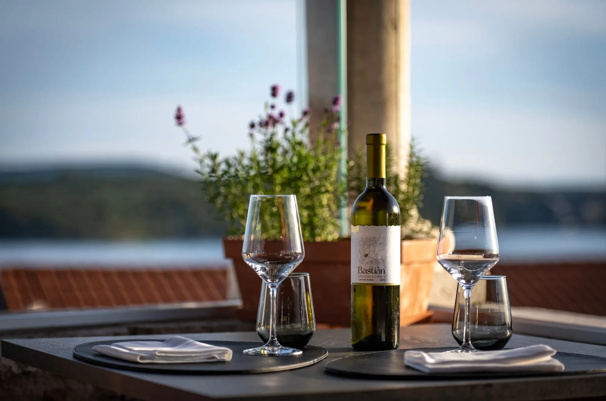 Butelja vina iz vinske karte restorana
