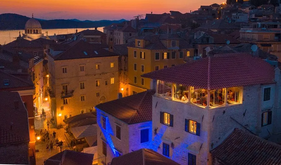 Osvijetljena terasa restorana uvečer, na vrhu palače Galbiani