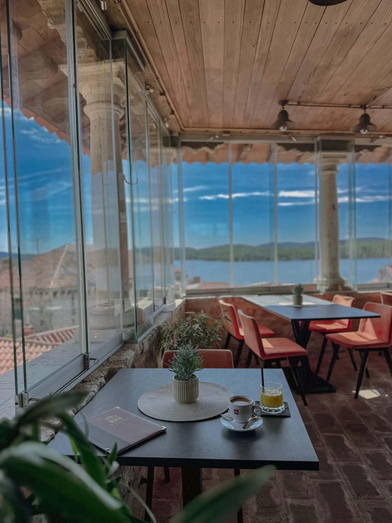 Jutarnja kava i sok na terasi restorana Il Palazzo Galbiani