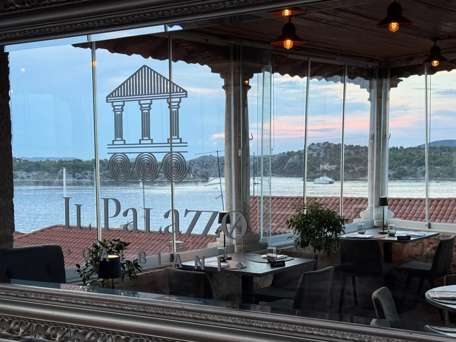 Pogled s terase restorana Il Palazzo Galbiani na stari grad Šibenik