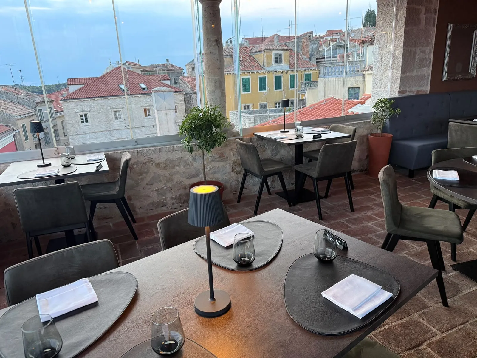 Pogled s terase restorana na šibenske krovove i zaljev