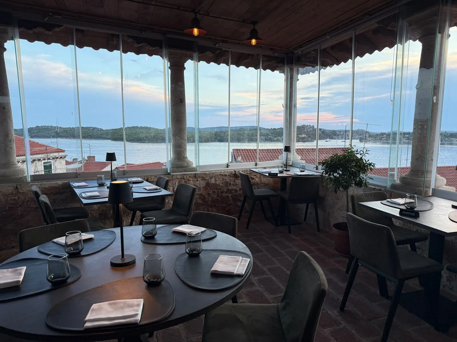 Terasa restorana Il Palazzo Galbiani s pogledom na Šibenik