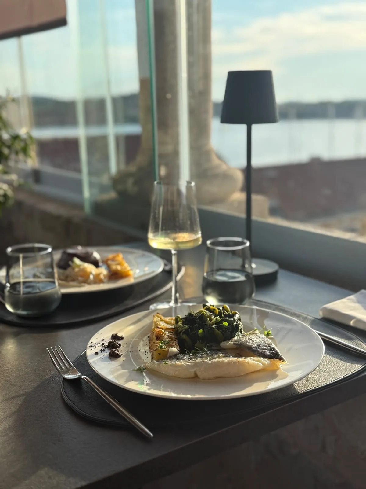 Servirano jelo na stolu terase, s pogledom na Šibenik