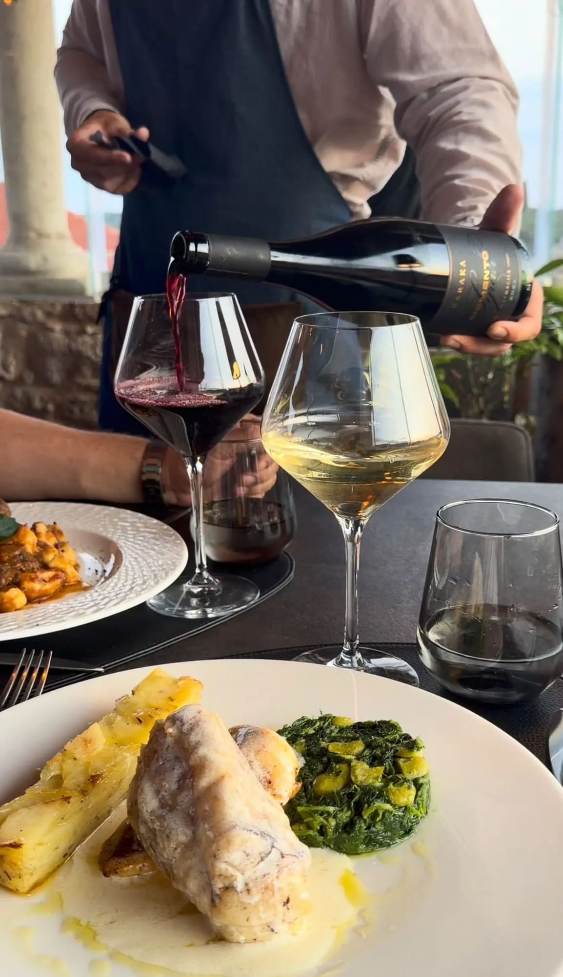 Večera uz vino na terasi restorana u Šibeniku